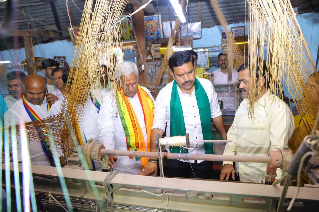 ಬನಹಟ್ಟಿಯಲ್ಲಿ ನೇಕಾರರ ಮನೆಗೆ ಭೇಟಿ ನೀಡಿ ಊಟ ಸವಿದ ಬಿ.ವೈ. ವಿಜಯೇಂದ್ರ: ನೇಕಾರರ ಸಮಸ್ಯೆಗಳ ಕುರಿತು ಚರ್ಚೆ