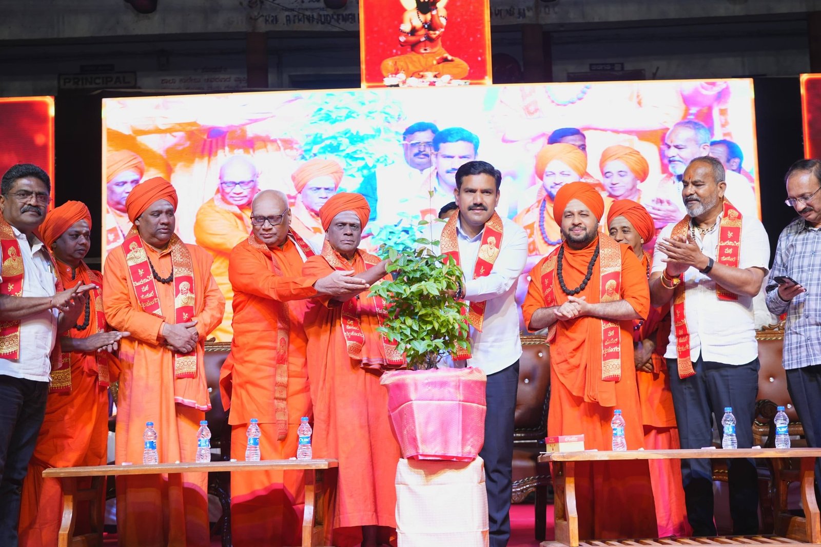 ಬೈಲಹೊಂಗಲದ ಶ್ರೀ ಮೂರುಸಾವಿರ ಮಠದ ಜಾತ್ರೋತ್ಸವದಲ್ಲಿ ಬಿ.ವೈ. ವಿಜಯೇಂದ್ರ: ‘ವಿಕಸಿತ ಕರ್ನಾಟಕ’ಕ್ಕೆ ಸಂಕಲ್ಪ