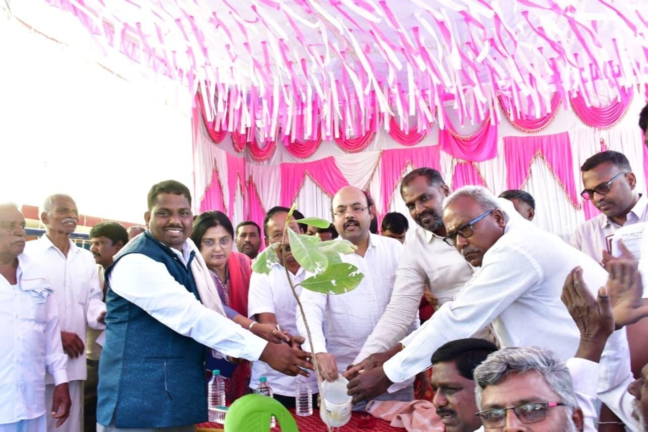 ಹನಿಯಂಬಳ್ಳಿ ಗ್ರಾಮದಲ್ಲಿ ಅಂಬೇಡ್ಕರ್ ಭವನ ಹಾಗೂ ಅಂಗನವಾಡಿ ಕಟ್ಟಡ ಉದ್ಘಾಟಿಸಿದ ಡಾ. ಯತೀಂದ್ರ ಸಿದ್ದರಾಮಯ್ಯ