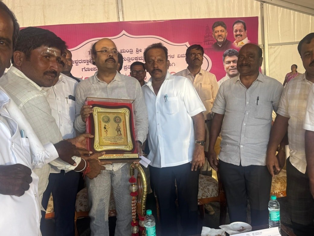 ಬೇವುಕಲ್ಲುಕೊಪ್ಪಲು: ಶ್ರೀ ಹುಚ್ಚರಾಯ ಬೀರೇಶ್ವರಸ್ವಾಮಿ ದೇವಸ್ಥಾನದ ಗೋಪುರ ಕಳಸ ಪ್ರತಿಷ್ಠಾಪನೆ – ಡಾ. ಯತೀಂದ್ರ ಸಿದ್ದರಾಮಯ್ಯ ಭಾಗಿ