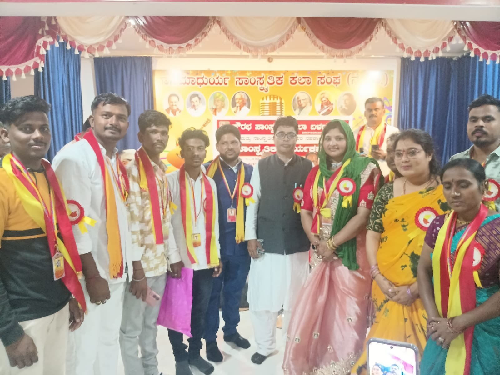 ಹೀರೇಮನ್ನಾಪುರದಲ್ಲಿ ಸಾಂಸ್ಕೃತಿಕ ವೈಭವ: ಕರ್ನಾಟಕ ರಕ್ಷಣಾ ಯುವ ಗಜ ವೇದಿಕೆಯ ಪದಾಧಿಕಾರಿಗಳ ಪದಗ್ರಹಣ