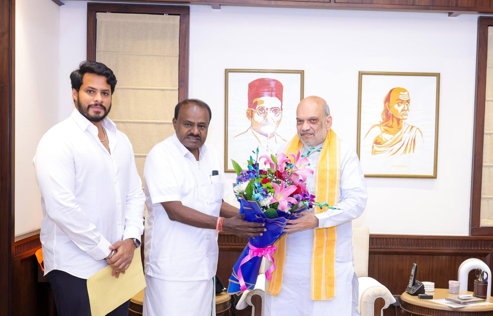 ನವದೆಹಲಿ: ಅಮಿತ್ ಶಾ ಭೇಟಿ ಮಾಡಿದ ಹೆಚ್.ಡಿ. ಕುಮಾರಸ್ವಾಮಿ ಹಾಗೂ ನಿಖಿಲ್ ಕುಮಾರಸ್ವಾಮಿ; ರಾಜ್ಯ ರಾಜಕಾರಣದ ಕುರಿತು ಸುದೀರ್ಘ ಚರ್ಚೆ