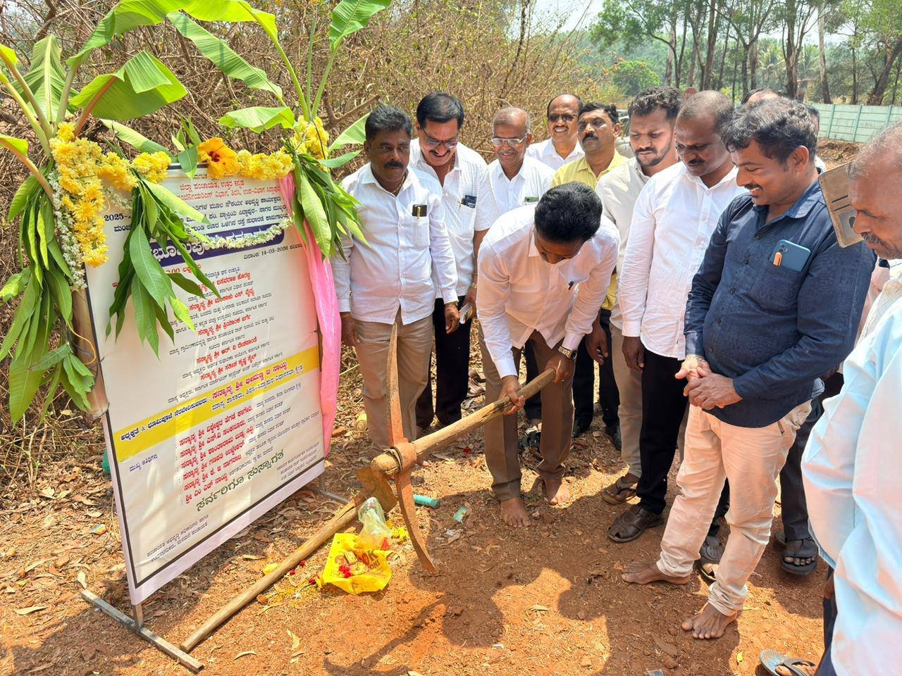 ಮನ್ಮನೆ ಭಾಗದ ಜನರಿಗೆ ಸುಗಮ ಸಂಚಾರದ ಭರವಸೆ: ₹20 ಲಕ್ಷ ವೆಚ್ಚದ ರಸ್ತೆ ಅಭಿವೃದ್ಧಿಗೆ ಭೀಮಣ್ಣ ನಾಯಕ್ ಭೂಮಿಪೂಜೆ