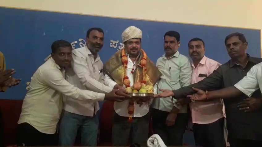 ಪತ್ರಕರ್ತರ ಕುಟುಂಬಕ್ಕೆ ಭದ್ರತೆ: ಚಾಮರಾಜನಗರದಲ್ಲಿ ಅಪಘಾತ ವಿಮೆ ಕಾರ್ಡ್ ವಿತರಿಸಿದ ಸಂಸದ ಸುನಿಲ್ ಬೋಸ್