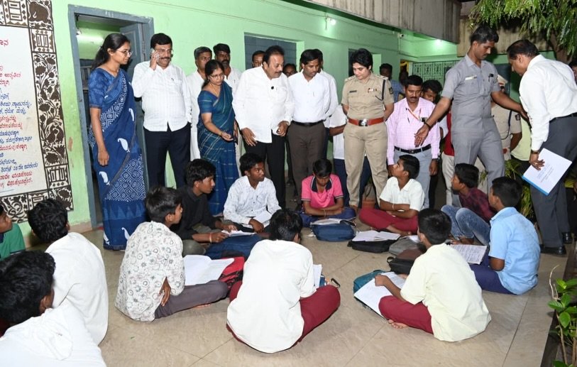 ಮಳವಳ್ಳಿ: ವಿದ್ಯಾರ್ಥಿ ನಿಲಯಕ್ಕೆ ಸಚಿವ ಚಲುವರಾಯಸ್ವಾಮಿ ಭೇಟಿ; ಎಸ್ಎಸ್ಎಲ್ಸಿ ಪರೀಕ್ಷಾ ಸಿದ್ಧತೆ ಪರಿಶೀಲನೆ
