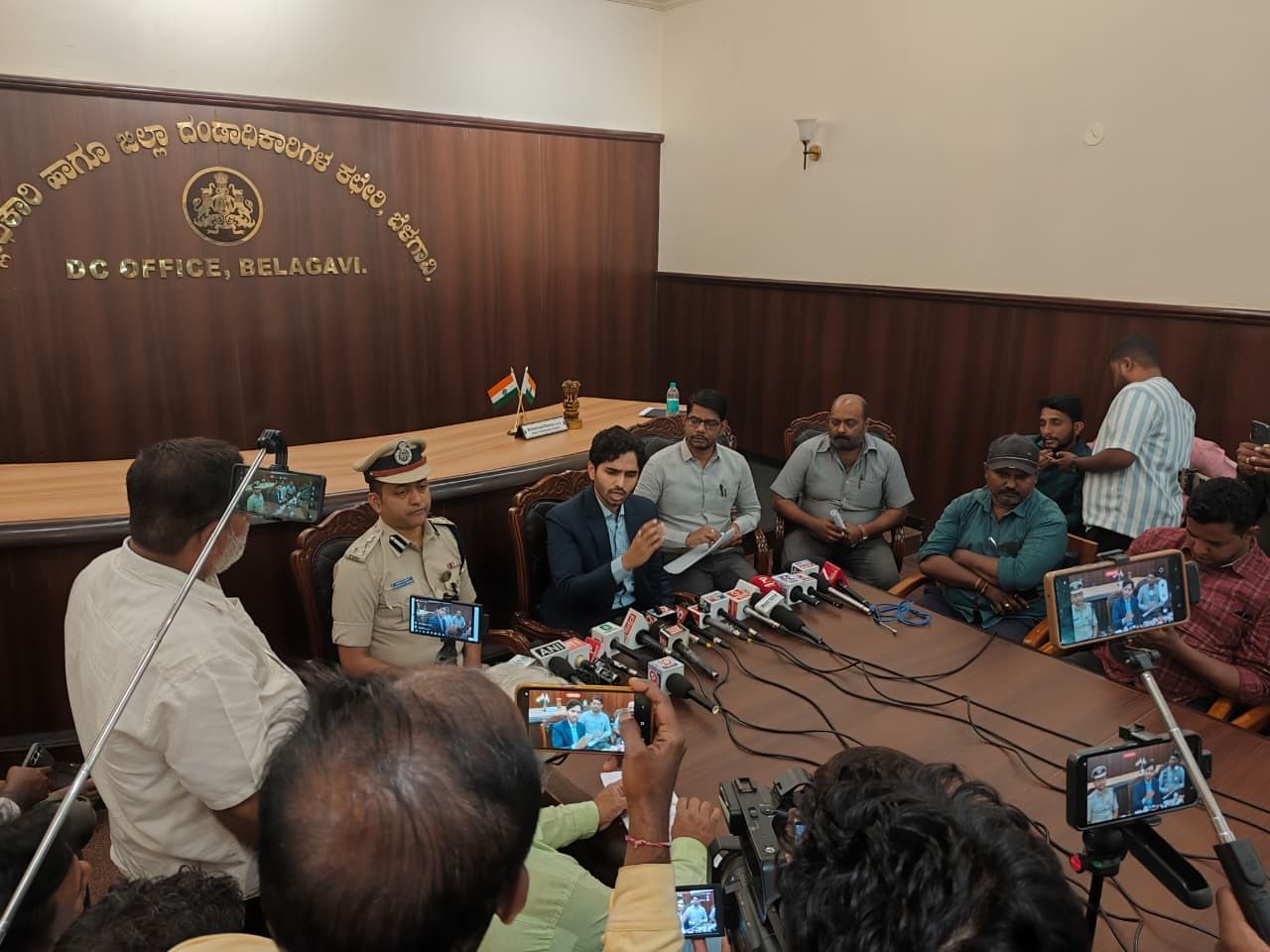 ಬೆಳಗಾವಿ: ಜಿಲ್ಲೆಯಲ್ಲಿ ಪೆಟ್ರೋಲ್, ಡೀಸೆಲ್ ಕೊರತೆಯಿಲ್ಲ – ವದಂತಿಗಳಿಗೆ ಕಿವಿಗೊಡಬೇಡಿ ಎಂದು ಜಿಲ್ಲಾಧಿಕಾರಿಗಳ ಮನವಿ