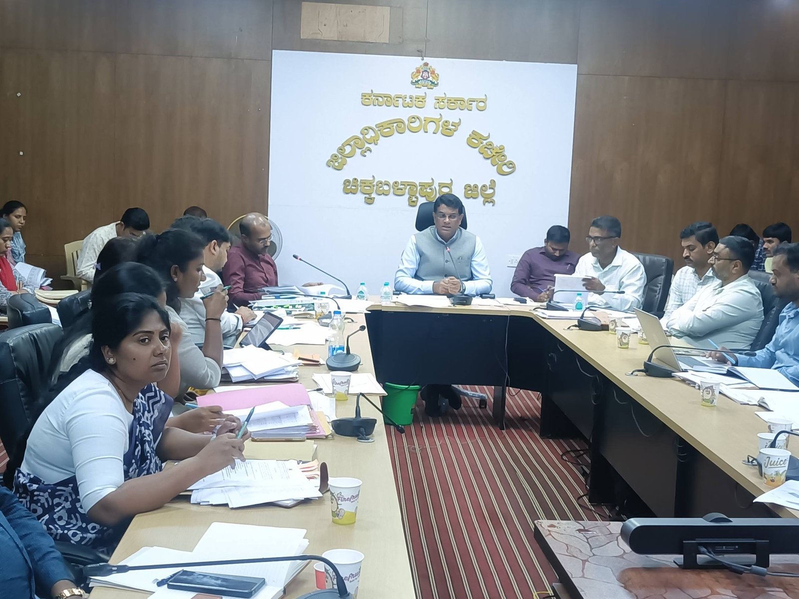 ಕಂದಾಯ ಇಲಾಖೆಯ ಪ್ರಗತಿ ಪರಿಶೀಲನೆ; ಸರ್ಕಾರಿ ಜಮೀನು ಗುರುತಿಸುವಿಕೆ ಹಾಗೂ ಇ-ಆಫೀಸ್‌ ಅನುಷ್ಠಾನಕ್ಕೆ ಜಿಲ್ಲಾಧಿಕಾರಿಗಳ ಕಟ್ಟುನಿಟ್ಟಿನ ಸೂಚನೆ