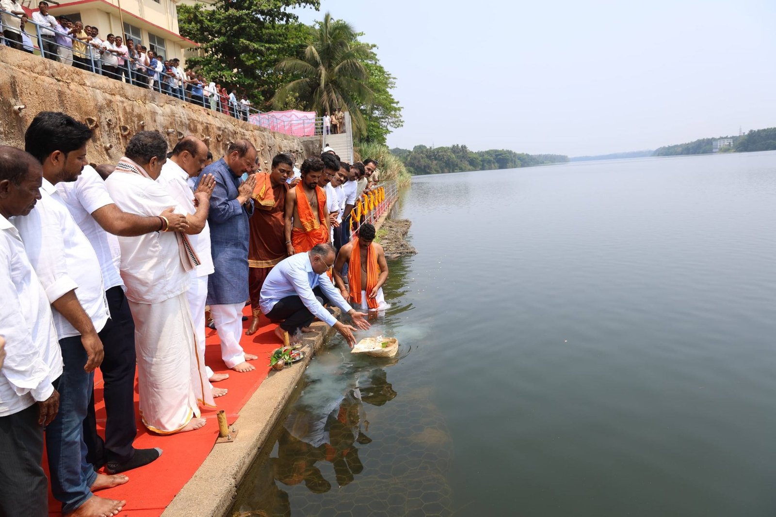 ನೇತ್ರಾವತಿ ಜಿಲ್ಲೆಯ ಜಲನಾಡಿ: ತುಂಬೆ ಅಣೆಕಟ್ಟೆಯಲ್ಲಿ ನದಿಗೆ ಬಾಗಿನ ಸಮರ್ಪಿಸಿದ ಸಚಿವ ದಿನೇಶ್ ಗುಂಡೂರಾವ್