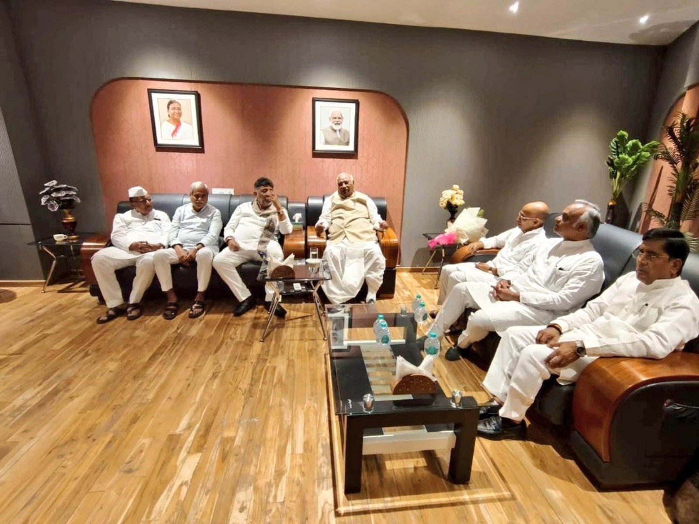 ಕಲಬುರಗಿ: ಎಐಸಿಸಿ ಅಧ್ಯಕ್ಷ ಮಲ್ಲಿಕಾರ್ಜುನ ಖರ್ಗೆ ಹಾಗೂ ಡಿಸಿಎಂ ಡಿ.ಕೆ. ಶಿವಕುಮಾರ್ ಅವರಿಗೆ ಭವ್ಯ ಸ್ವಾಗತ