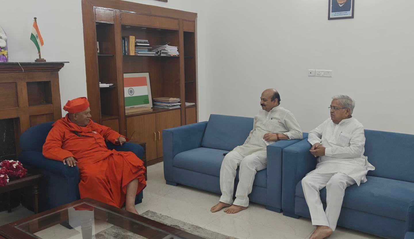 ನವದೆಹಲಿಯಲ್ಲಿ ಸಿರಿಗೆರೆ ಶ್ರೀಗಳ ದಿವ್ಯ ದರ್ಶನ: ನಾಡಿನ ಏಳಿಗೆಗಾಗಿ ಆಶೀರ್ವಾದ ಪಡೆದ ಗೋವಿಂದ ಕಾರಜೋಳ