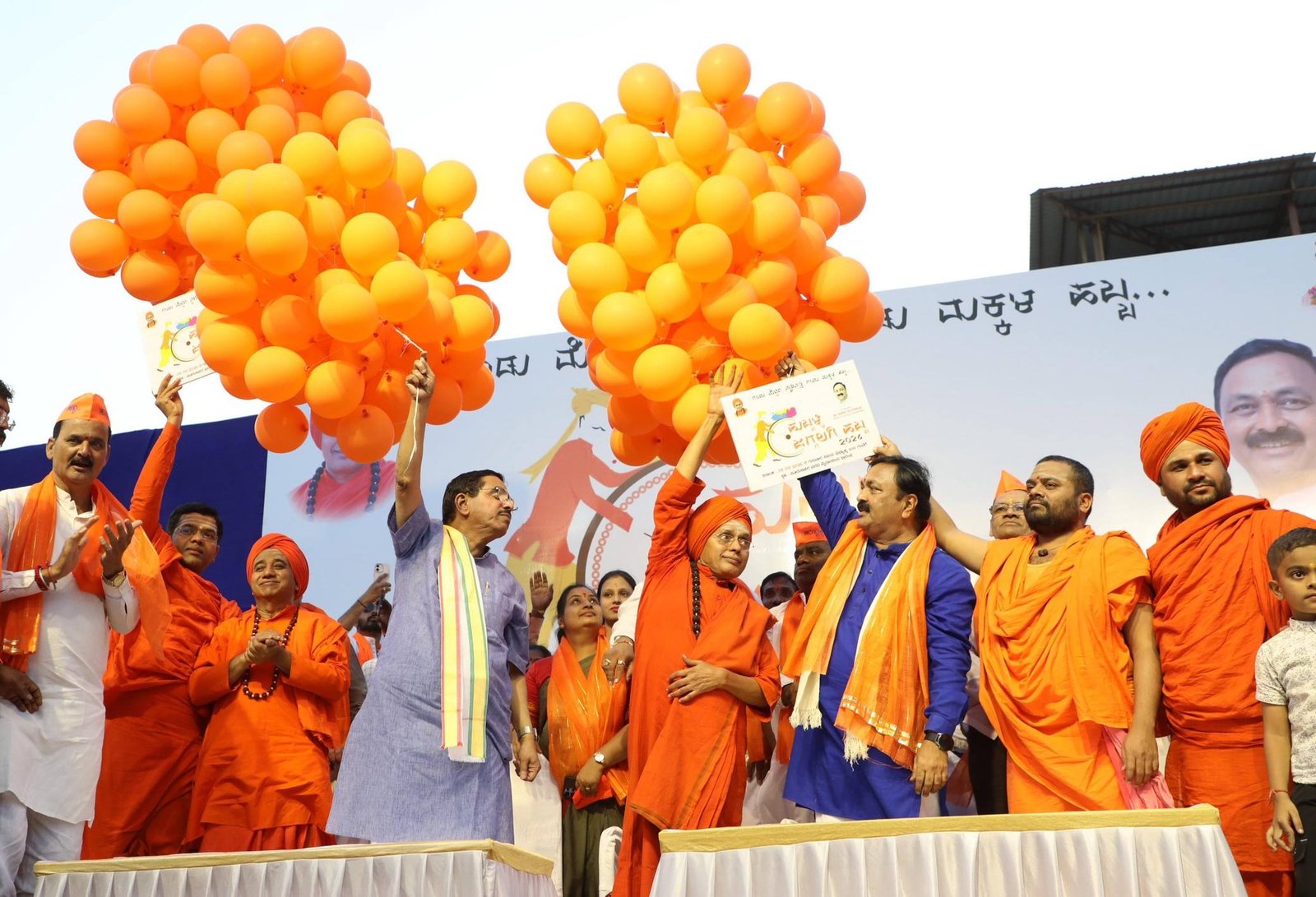 ಹುಬ್ಬಳ್ಳಿಯಲ್ಲಿ ಜಗ್ಗಲಗಿ ಹಬ್ಬದ ವೈಭವ: ಜನಸಾಗರದ ನಡುವೆ ಹೋಳಿ ಸಂಭ್ರಮ ಆಚರಿಸಿದ ಪ್ರಲ್ಹಾದ್ ಜೋಶಿ