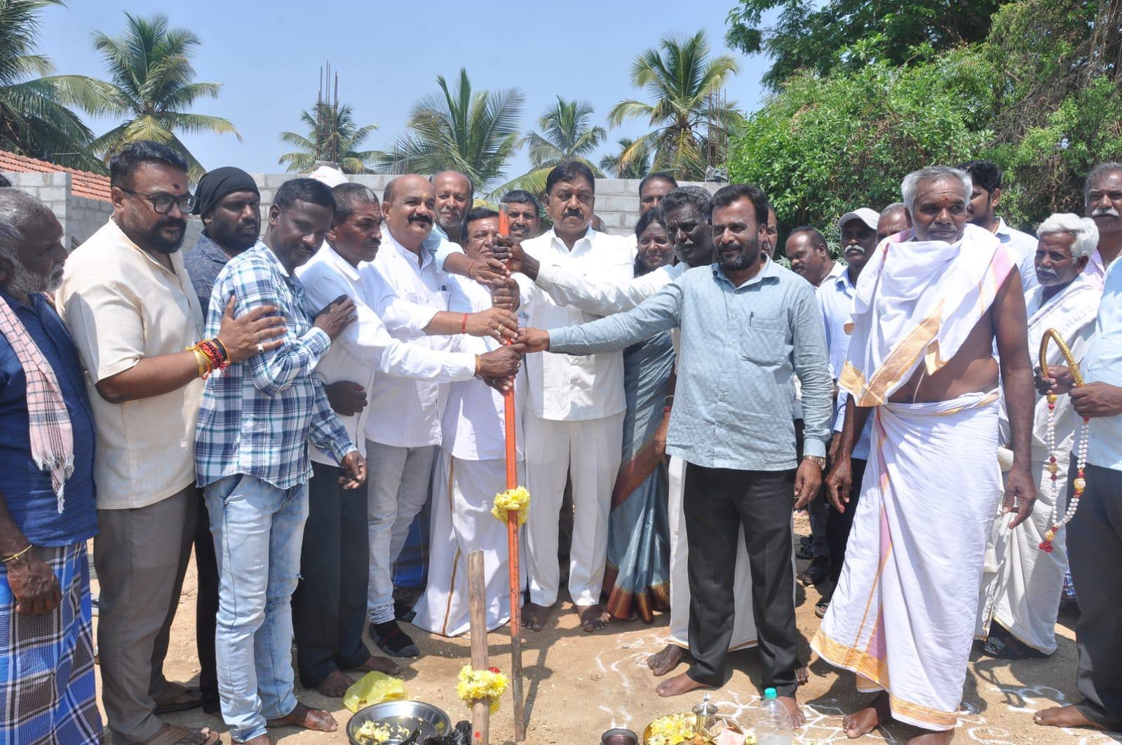 ಮುಳ್ಳೂರು ಗ್ರಾಮದ ಅಭಿವೃದ್ಧಿಗೆ ಕಾಯಕಲ್ಪ: ಶಾಸಕ ಎ.ಆರ್. ಕೃಷ್ಣಮೂರ್ತಿ ಅವರಿಂದ ₹50 ಲಕ್ಷ ವೆಚ್ಚದ ಸಿಸಿ ರಸ್ತೆ ಕಾಮಗಾರಿಗೆ ಚಾಲನೆ