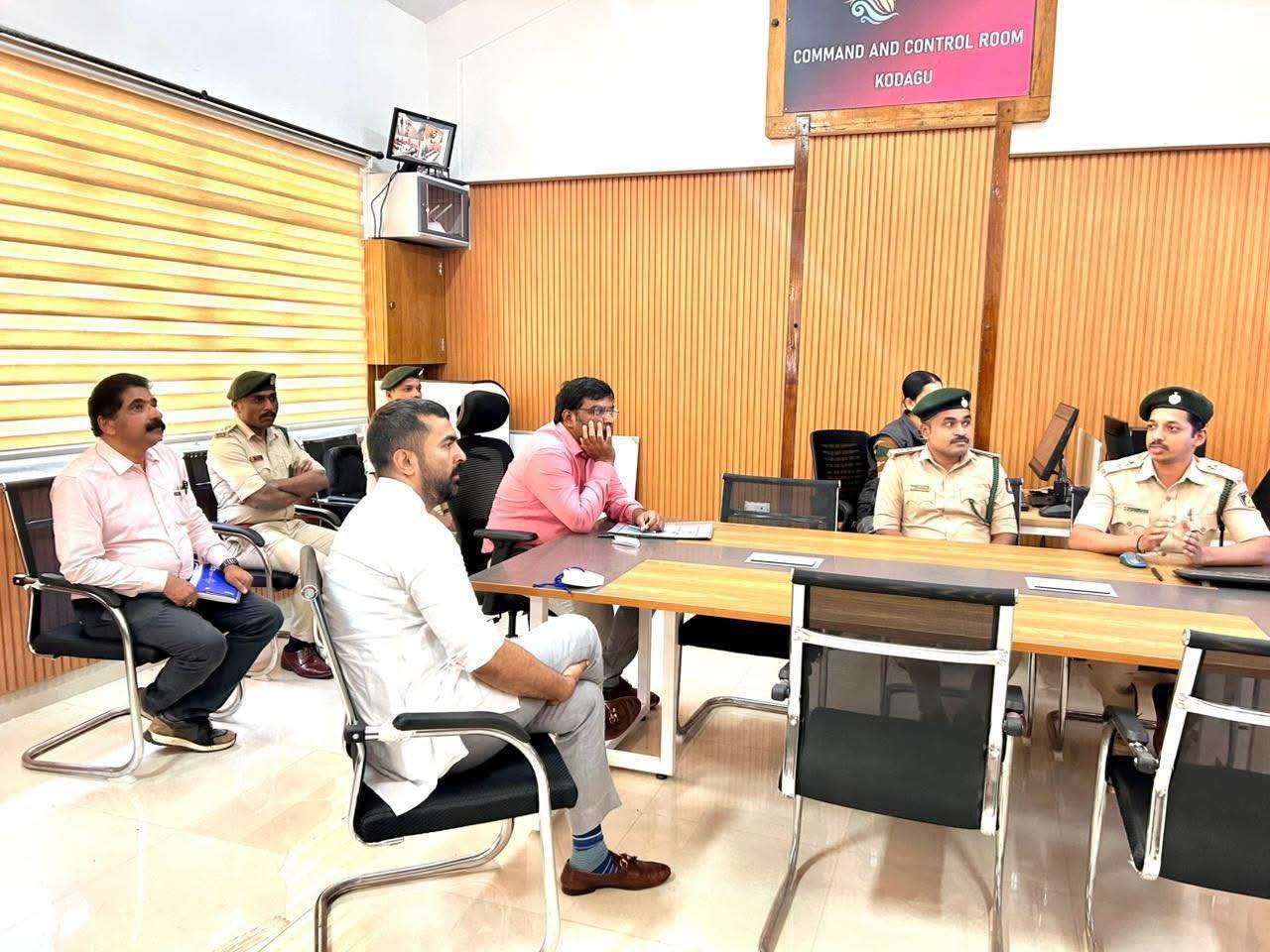 ಮಡಿಕೇರಿ: ವನ್ಯಜೀವಿ ಸಂಘರ್ಷ ತಡೆಗೆ ತಂತ್ರಜ್ಞಾನದ ಬಳಕೆ – ಕಂಟ್ರೋಲ್ ರೂಮ್ ಪರಿಶೀಲಿಸಿದ ಶಾಸಕ ಡಾ. ಮಂತರ್ ಗೌಡ