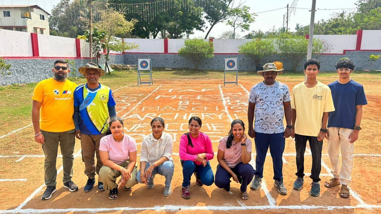 ಮೈಸೂರು: ಸ್ವಚ್ಛತಾ ಕಾಯಕದ ಮಹಿಳೆಯರಿಂದ ಬಿಲ್ಲುಗಾರಿಕೆ ಸಾಹಸ; ಗಮನ ಸೆಳೆದ ವಿಶೇಷ ತರಬೇತಿ