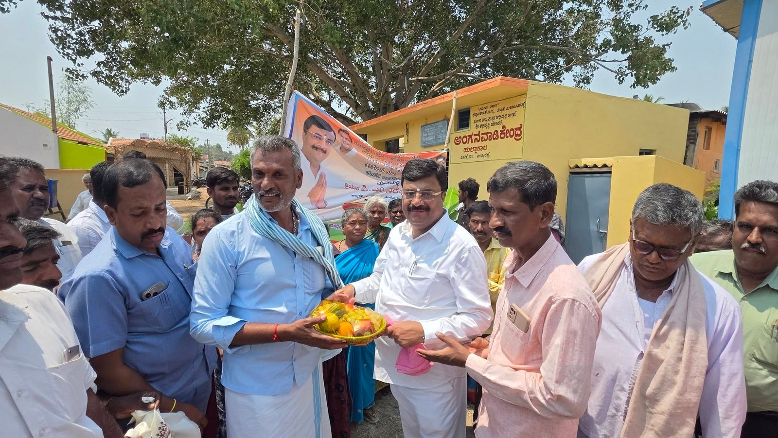 ಹುಲ್ಲೇಗಾಲ ಗ್ರಾಮದಲ್ಲಿ ರಸ್ತೆ ಮತ್ತು ಚರಂಡಿ ಅಭಿವೃದ್ಧಿ ಕಾಮಗಾರಿಗೆ ಚಾಲನೆ: ಶಾಸಕ ಪಿ.ಎಂ. ನರೇಂದ್ರಸ್ವಾಮಿ ಅವರಿಂದ ಗುದ್ದಲಿಪೂಜೆ