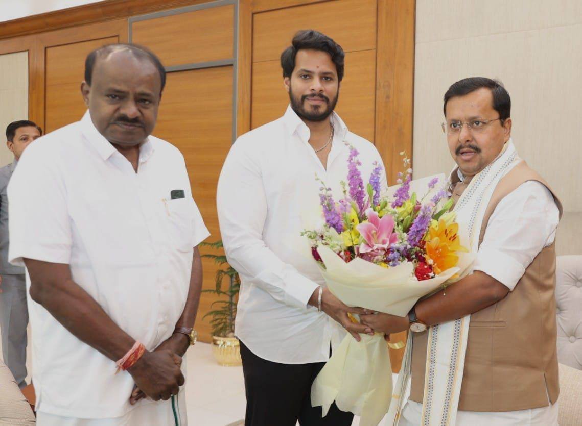 ದೆಹಲಿ: ಕೇಂದ್ರ ಸಚಿವ ಹೆಚ್.ಡಿ. ಕುಮಾರಸ್ವಾಮಿ ಹಾಗೂ ನಿಖಿಲ್ ಕುಮಾರಸ್ವಾಮಿಯಿಂದ ನಿತಿನ್ ನಬಿನ್ ಅವರಿಗೆ ಯುಗಾದಿ ಶುಭಾಶಯ