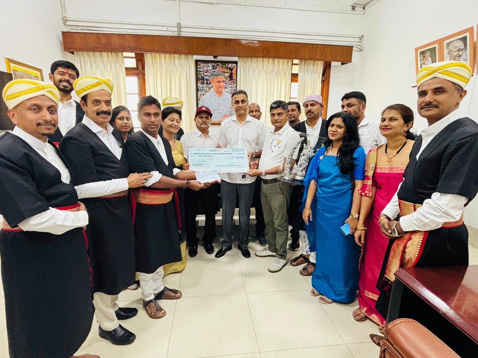 ಮುದ್ದಂಡ ಕಪ್ ಹಾಕಿ ಉತ್ಸವಕ್ಕೆ ವೇಗ: ₹1 ಕೋಟಿ ಸರ್ಕಾರಿ ಅನುದಾನದ ಚೆಕ್ ಹಸ್ತಾಂತರಿಸಿದ ಶಾಸಕ ಎ.ಎಸ್. ಪೊನ್ನಣ್ಣ