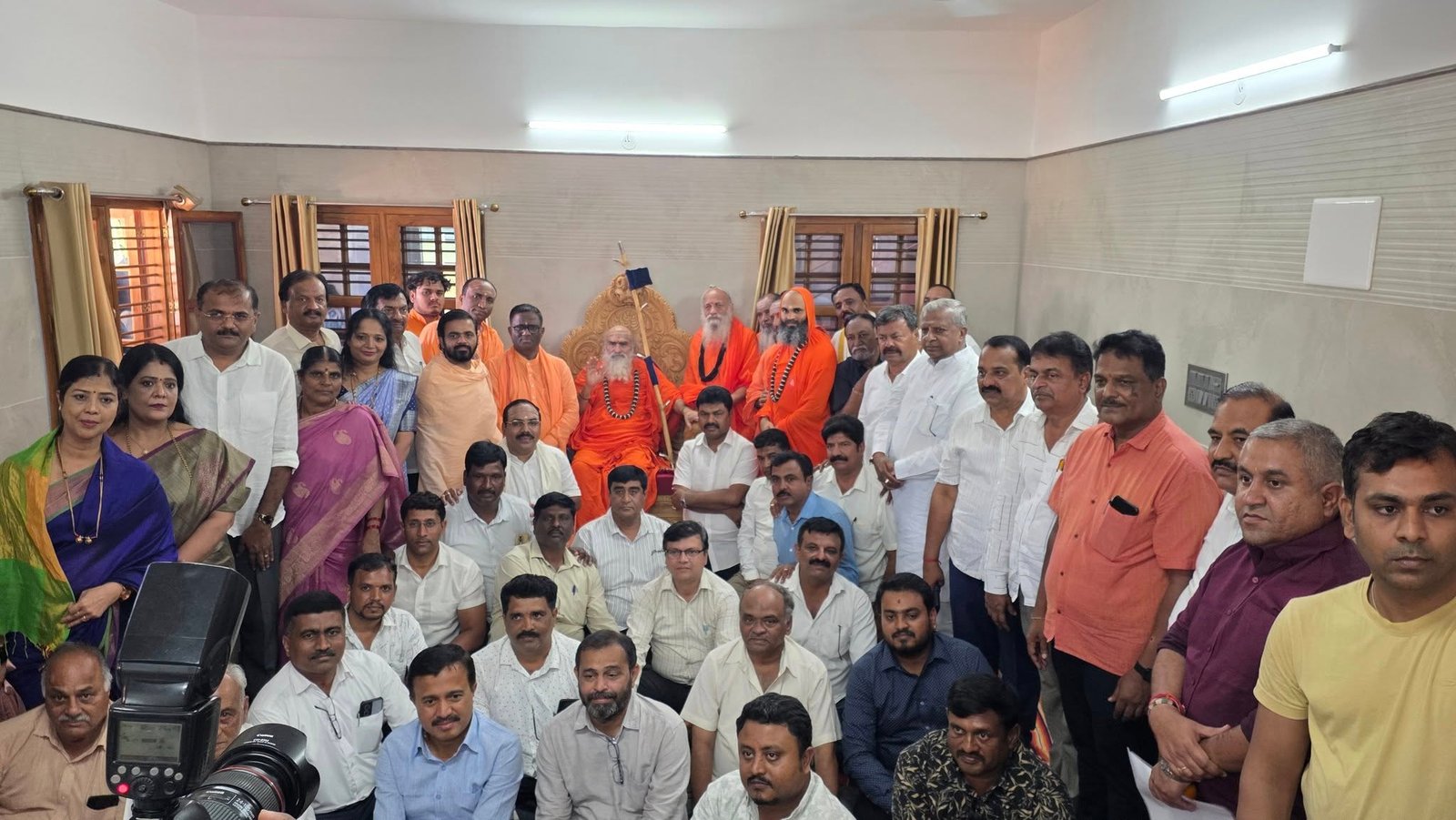 ಶಿವನಹಳ್ಳಿ ಶಾಖಾ ಮಠಕ್ಕೆ ಭೇಟಿ: ಕೇದಾರ ಜಗದ್ಗುರುಗಳ ಆಶೀರ್ವಾದ ಪಡೆದ ಬಿ.ವೈ. ರಾಘವೇಂದ್ರ ಹಾಗೂ ರೇಣುಕಾಚಾರ್ಯ