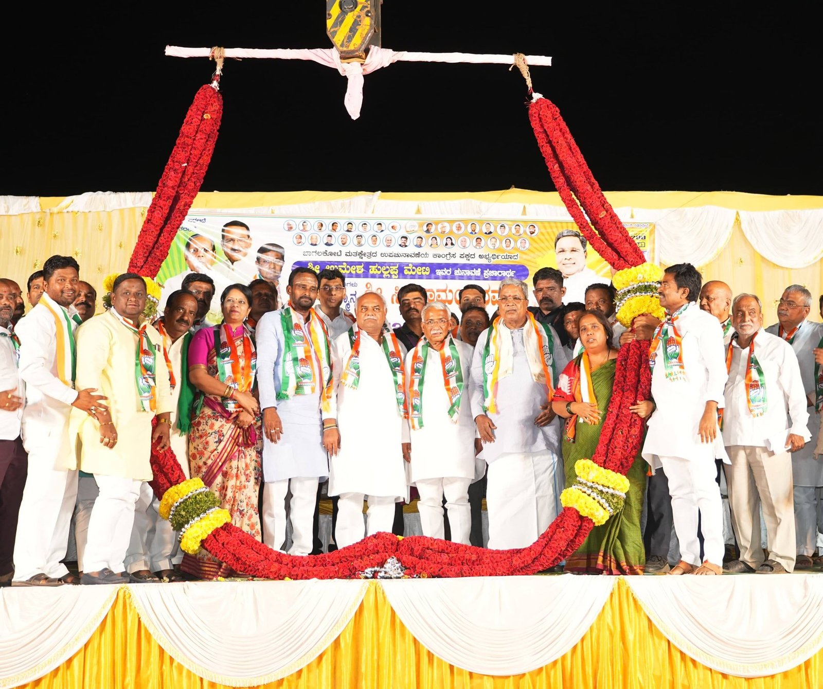 ಅಮೀನಗಡದಲ್ಲಿ ಸಿಎಂ ಸಿದ್ದರಾಮಯ್ಯ ಅಬ್ಬರದ ಪ್ರಚಾರ: ಉಮೇಶ್ ಮೇಟಿ ಗೆಲ್ಲಿಸಲು ಕರೆ