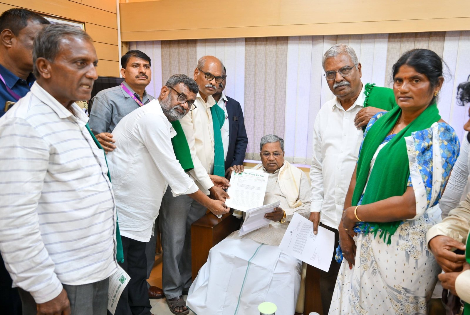 ಹನೂರು ನೀರಿನ ಬಿಕ್ಕಟ್ಟು: ಮುಖ್ಯಮಂತ್ರಿಗೆ ರೈತ ಸಂಘದ ಮನವಿ – ಶೀಘ್ರ ಪರಿಹಾರದ ಭರವಸೆ ನೀಡಿದ ಸಿದ್ದರಾಮಯ್ಯ