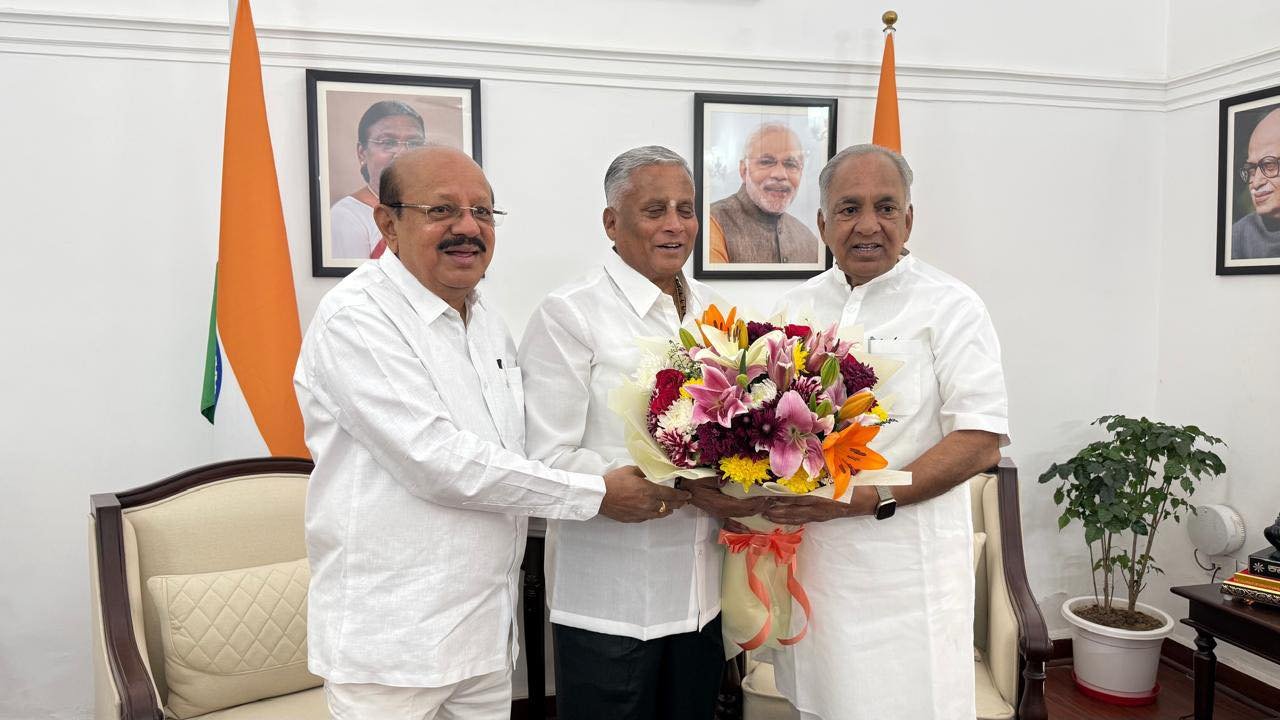 ನವದೆಹಲಿ: ಕೇಂದ್ರ ಸಚಿವ ವಿ. ಸೋಮಣ್ಣ ಅವರೊಂದಿಗೆ ಸಚಿವ ಎನ್.ಎಸ್. ಭೋಸರಾಜು ಮಹತ್ವದ ಭೇಟಿ