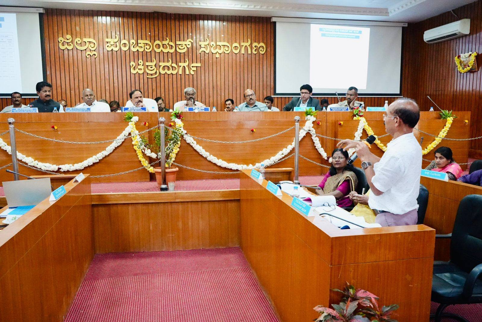 ಚಿತ್ರದುರ್ಗ ಜಿಲ್ಲಾ ಕೆ.ಡಿ.ಪಿ ಸಭೆ: ಅಭಿವೃದ್ಧಿ ಕಾಮಗಾರಿಗಳಿಗೆ ವೇಗ ನೀಡಲು ಸಚಿವ ಡಿ. ಸುಧಾಕರ್ ಕಟ್ಟುನಿಟ್ಟಿನ ಸೂಚನೆ