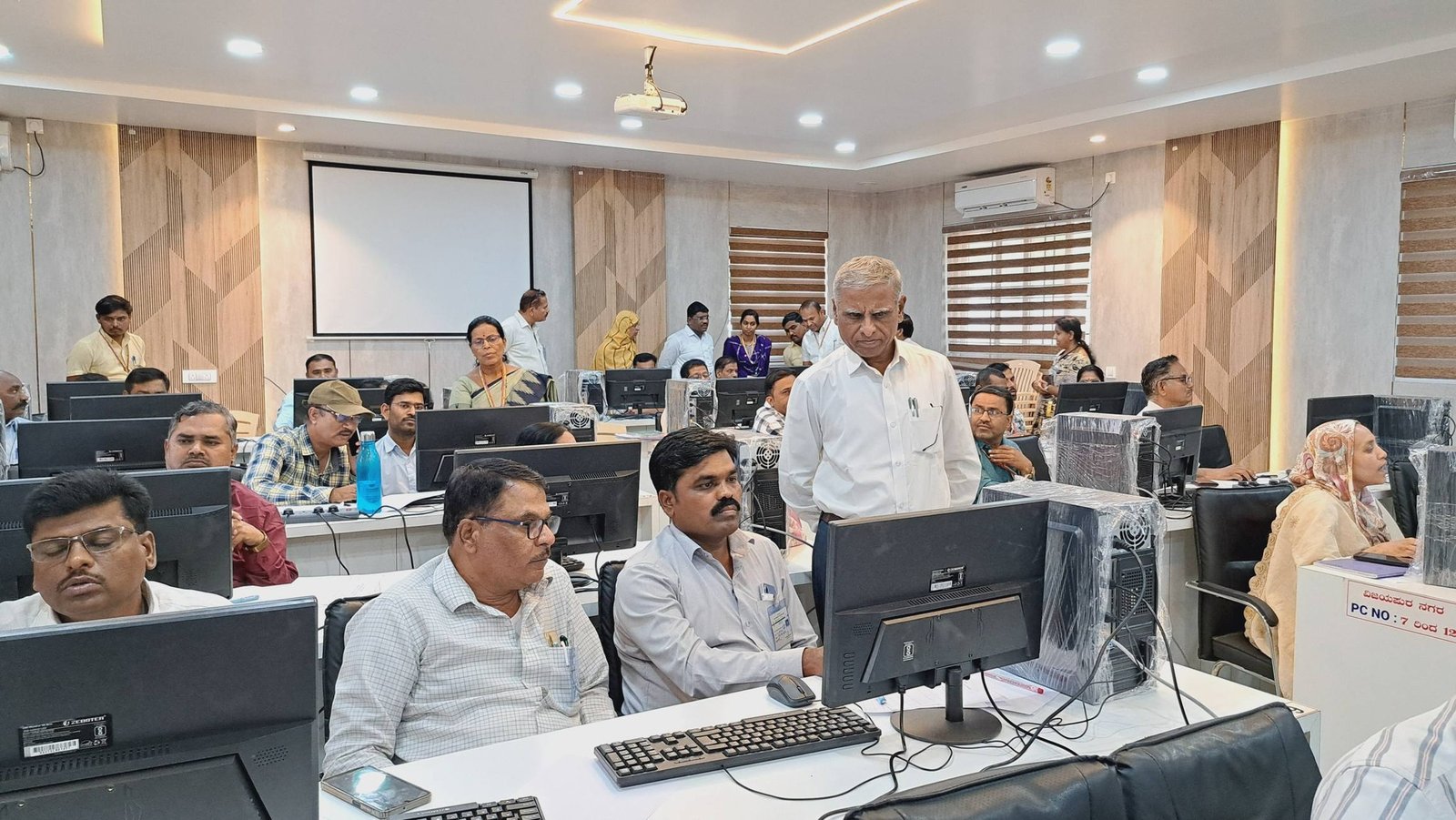 ವಿಜಯಪುರ: ಎಸ್ಎಸ್ಎಲ್ಸಿ ಪರೀಕ್ಷಾ ವೆಬ್ಕಾಸ್ಟಿಂಗ್ ಕೇಂದ್ರಕ್ಕೆ ಜಿ.ಪಂ. ಅಧಿಕಾರಿಗಳ ಭೇಟಿ; ಪಾರದರ್ಶಕತೆಗೆ ಸೂಚನೆ