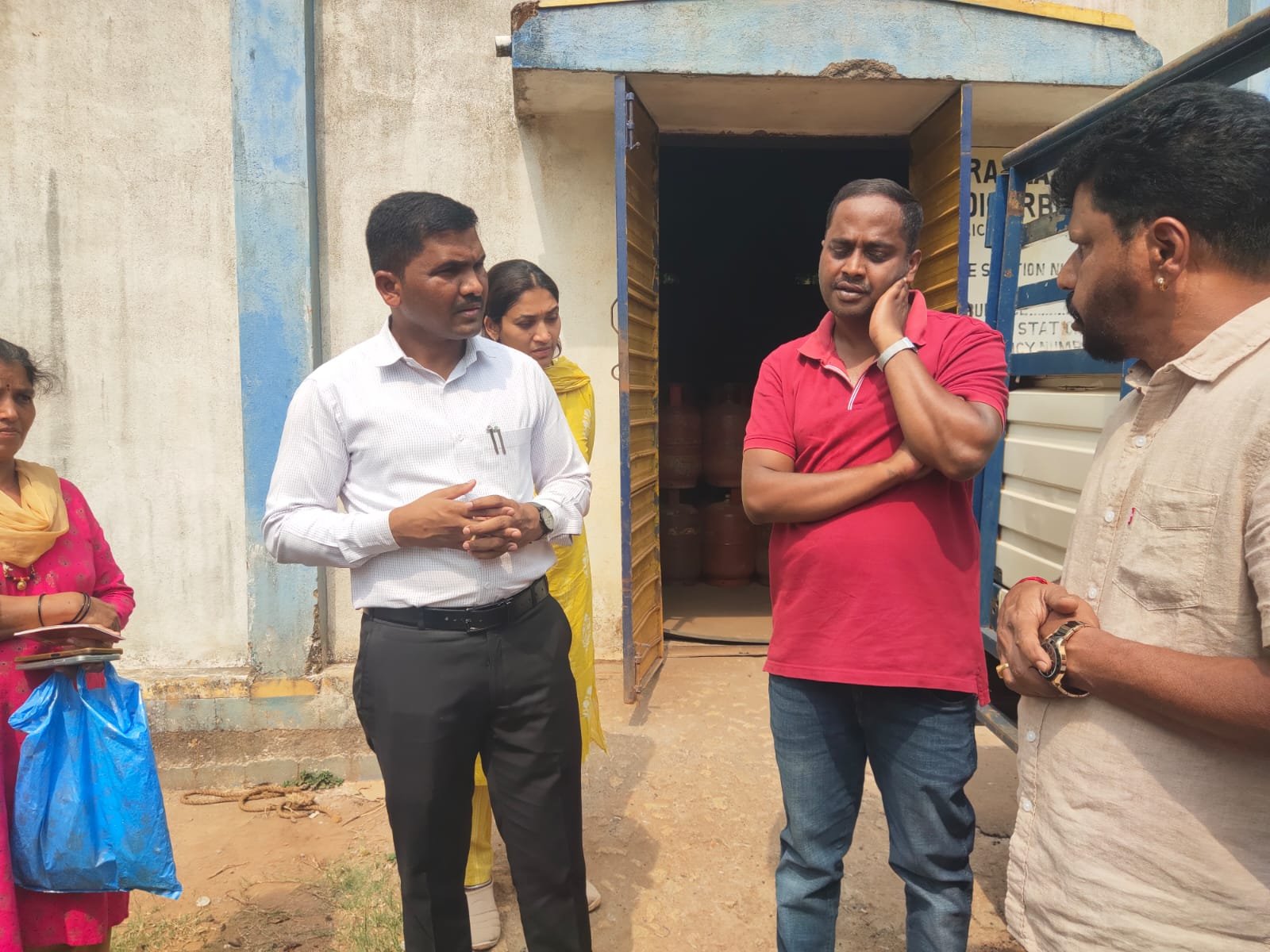 ಶನಿವಾರಸಂತೆ ಭಾರತ್ ಗ್ಯಾಸ್ ಅವ್ಯವಸ್ಥೆಗೆ ‘ಕರವೇ’ ಬ್ರೇಕ್: ಏಜೆನ್ಸಿ ಸೀಜ್ ಮಾಡುವ ಎಚ್ಚರಿಕೆ ನೀಡಿದ ಅಧಿಕಾರಿಗಳು