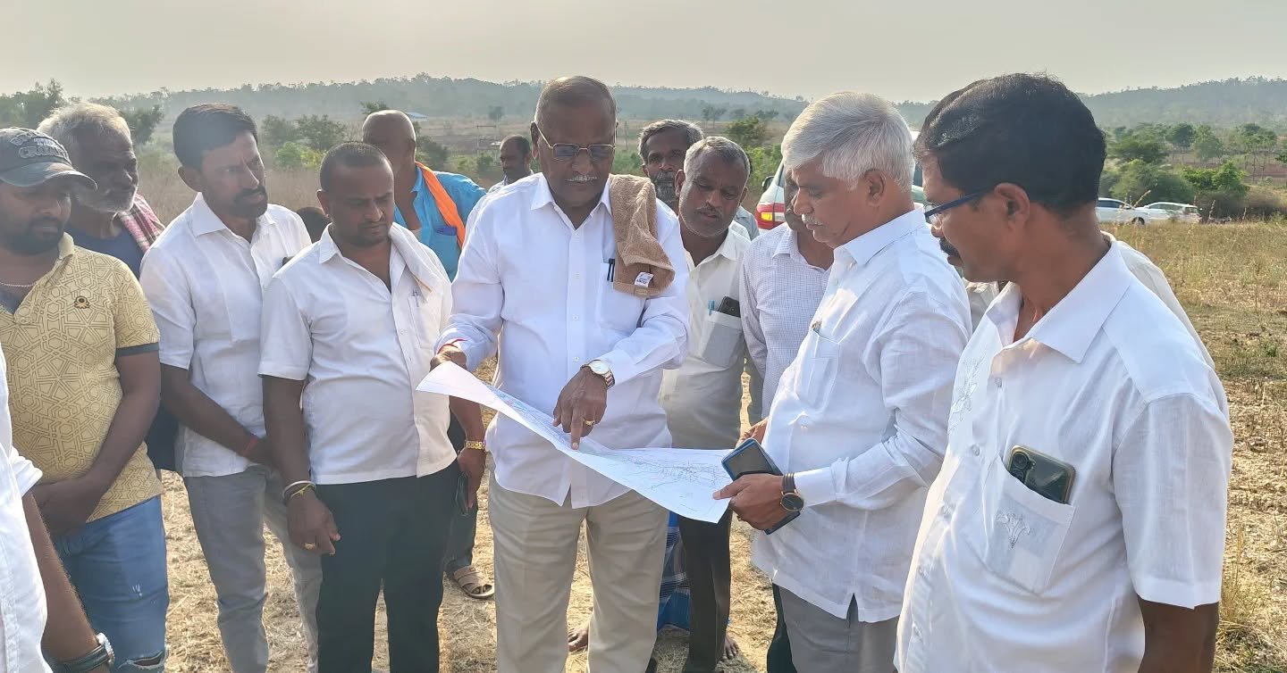 ಪಾಂಡವಪುರ-ಮಂಡ್ಯ ಗಡಿಭಾಗದಲ್ಲಿ ಕಾರ್ಖಾನೆ ನಿರ್ಮಾಣಕ್ಕೆ ಚಾಲನೆ: ಜಾಗ ಪರಿಶೀಲಿಸಿದ ಸಿ.ಎಸ್. ಪುಟ್ಟರಾಜು ಹಾಗೂ ಡಿ.ಸಿ. ತಮ್ಮಣ್ಣ