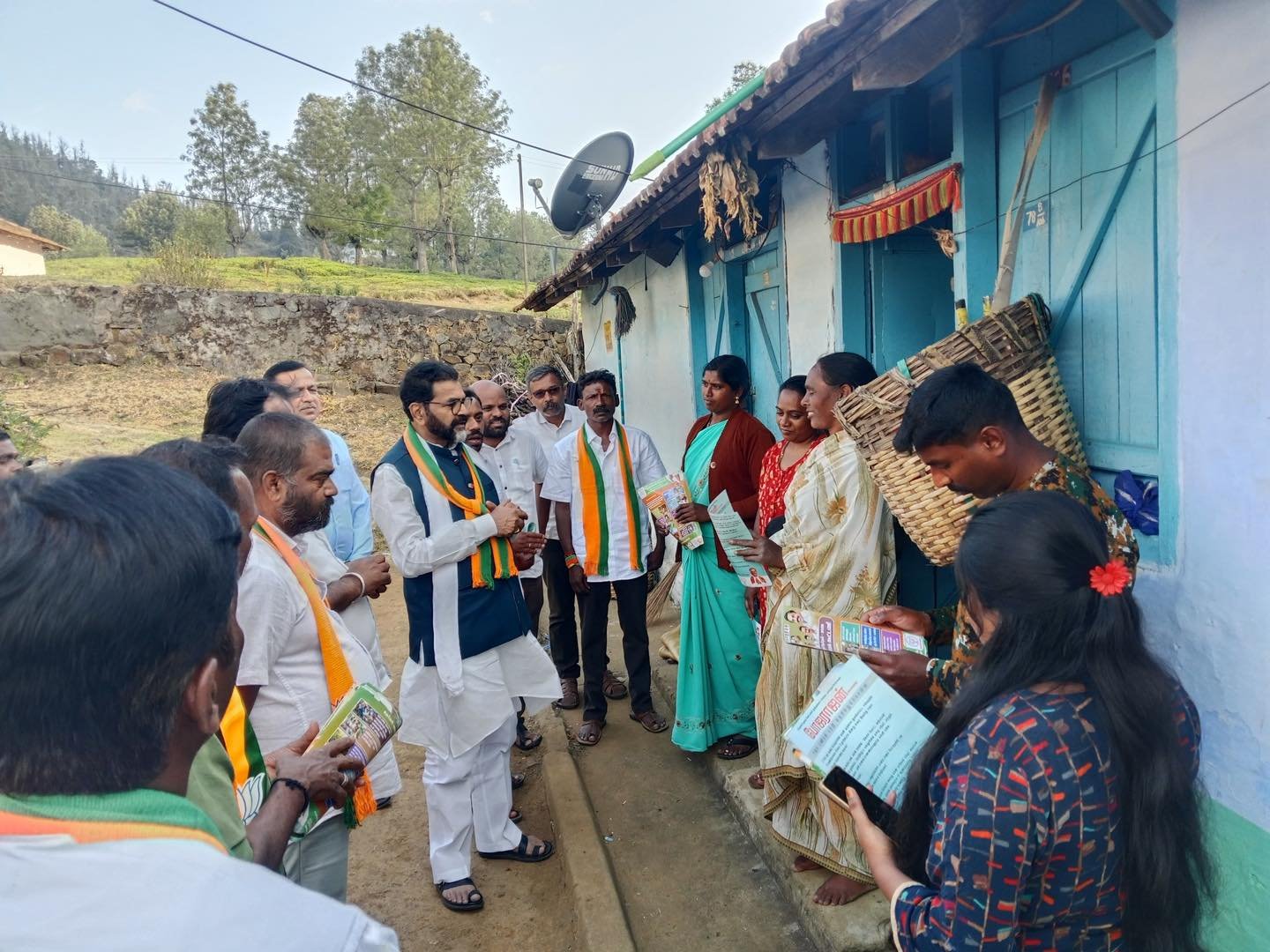 ತಮಿಳುನಾಡು ಚುನಾವಣೆ: ಊಟಿಯ ಟೀ ಎಸ್ಟೇಟ್‌ಗಳಲ್ಲಿ ಛಲವಾದಿ ನಾರಾಯಣಸ್ವಾಮಿ ಅವರಿಂದ ಬಿರುಸಿನ ಪ್ರಚಾರ