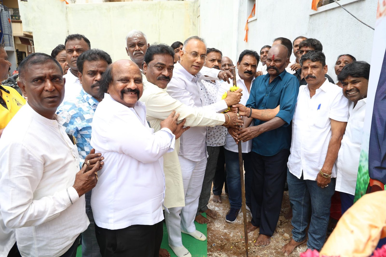 ಗಾಂಧಿನಗರ: ಪಿ.ಎನ್.ಆರ್ ಕಾಲೋನಿಯಲ್ಲಿ ನೂತನ ಸಮುದಾಯ ಭವನ ನಿರ್ಮಾಣಕ್ಕೆ ದಿನೇಶ್ ಗುಂಡೂರಾವ್ ಚಾಲನೆ