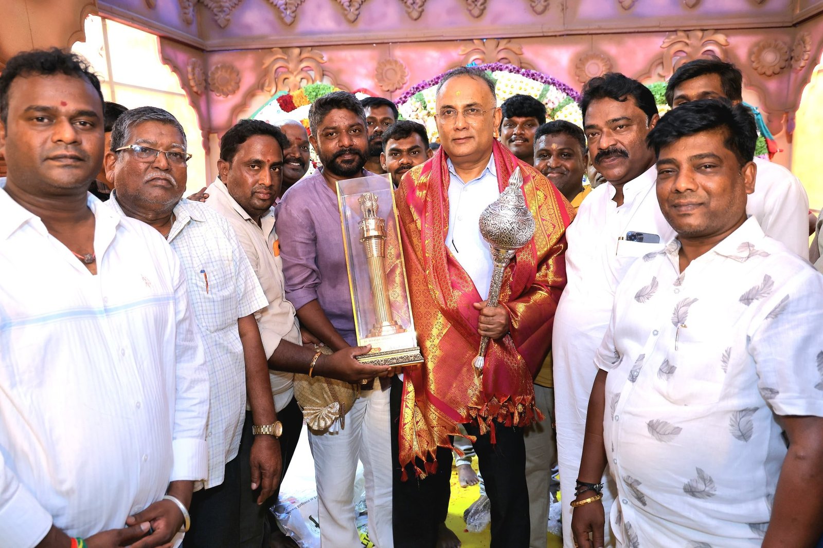 ಹನುಮಂತಪ್ಪ ಕಾಲೋನಿಯಲ್ಲಿ ಅಣ್ಣಮ್ಮ ದೇವಿ ಜಾತ್ರಾ ಮಹೋತ್ಸವ: ಪೌರಕಾರ್ಮಿಕರ ಶ್ರಮಕ್ಕೆ ದಿನೇಶ್ ಗುಂಡೂರಾವ್ ಗೌರವ