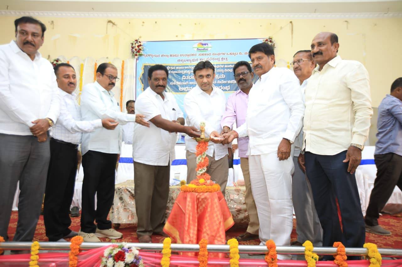 ಚಿಮುಲ್ ವತಿಯಿಂದ ಹಾಲು ಉತ್ಪಾದಕರ ಸಂಘಗಳಿಗೆ ಎಎಂಸಿಯು ಘಟಕ ಹಾಗೂ ಕಟ್ಟಡ ಅನುದಾನದ ಚೆಕ್ ವಿತರಣೆ