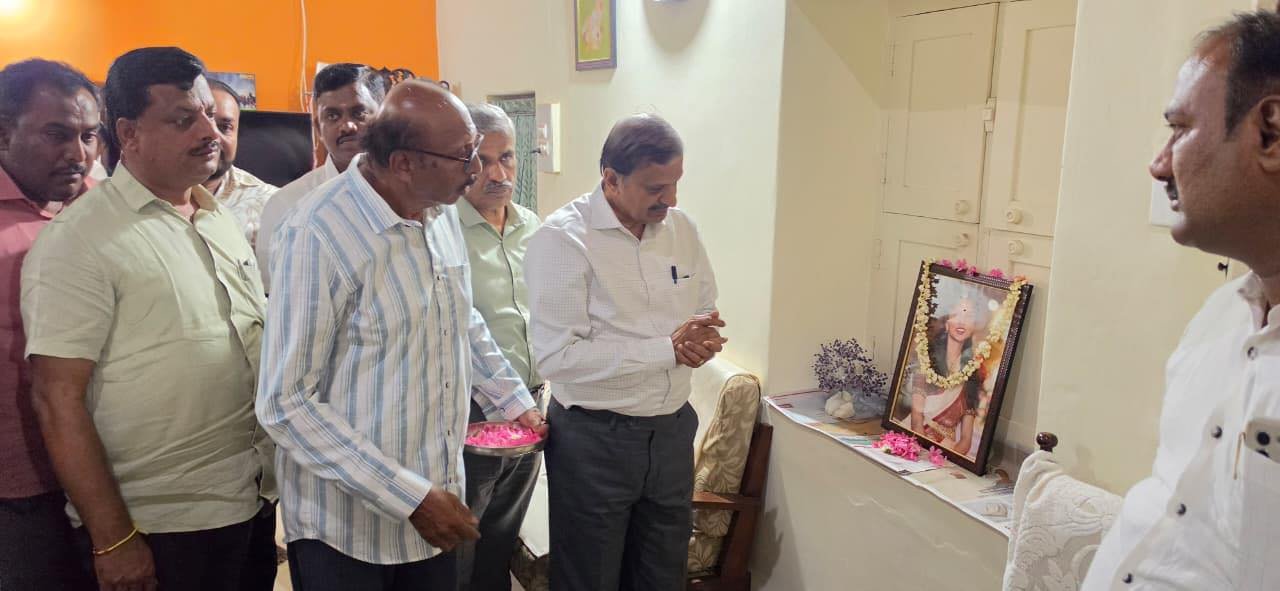 ಡಾ. ಸಮೀಕ್ಷಾ ರೆಡ್ಡಿ ನಿವಾಸಕ್ಕೆ ಡಾ. ಸಿ.ಎನ್. ಮಂಜುನಾಥ್ ಭೇಟಿ: ಕುಟುಂಬಕ್ಕೆ ಸಾಂತ್ವನ ಹಾಗೂ ತನಿಖೆಗೆ ಆಗ್ರಹ