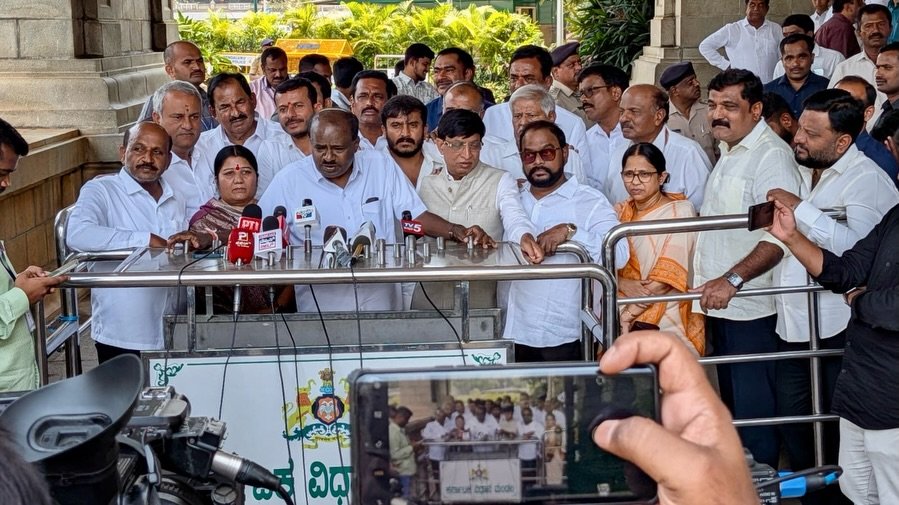 ವಿಧಾನಸೌಧಕ್ಕೆ ಕೇಂದ್ರ ಸಚಿವ ಹೆಚ್.ಡಿ. ಕುಮಾರಸ್ವಾಮಿ ಪ್ರಥಮ ಭೇಟಿ: ಜೆಡಿಎಸ್ ಶಾಸಕರಿಂದ ಅದ್ಧೂರಿ ಸ್ವಾಗತ