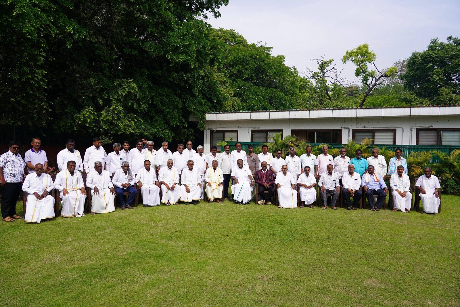 ದೆಹಲಿಯಲ್ಲಿ ಚಿನಕುರಳಿ ಗ್ರಾಮದ ರೈತರಿಗೆ ಆತಿಥ್ಯ ನೀಡಿದ ಹೆಚ್. ಡಿ. ಕುಮಾರಸ್ವಾಮಿ: ಮಂಡ್ಯದ ಮಣ್ಣಿನ ಮಕ್ಕಳೊಂದಿಗೆ ಸಂಭ್ರಮದ ಕ್ಷಣ