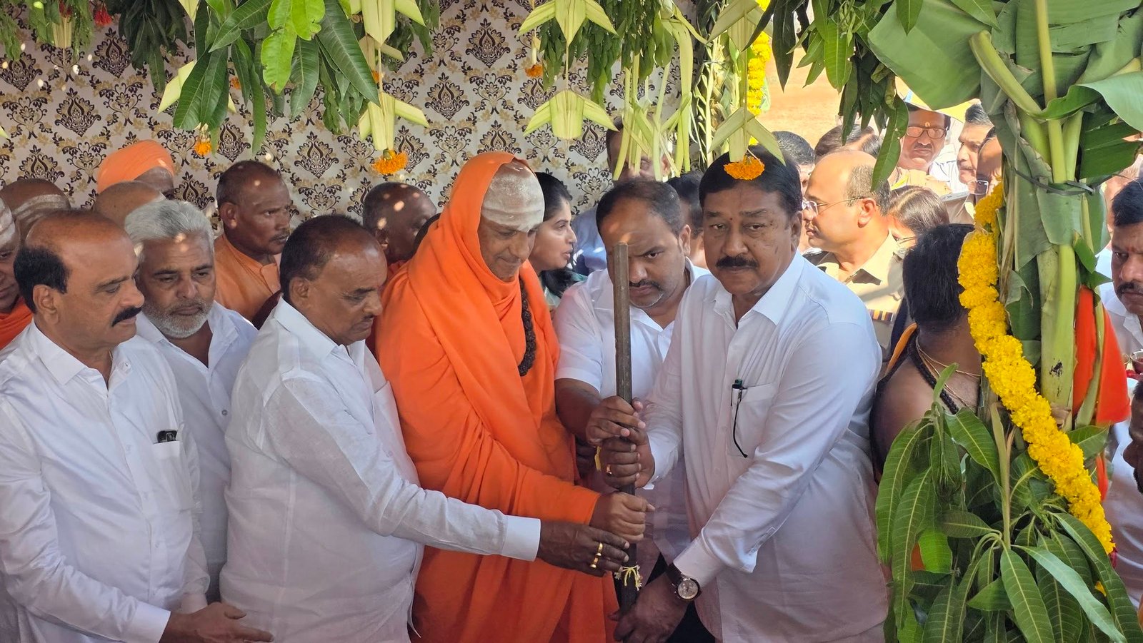 ಚಾಮರಾಜನಗರ: ಜೆಎಸ್‌ಎಸ್ ಶಿಕ್ಷಣ ಸಂಸ್ಥೆಯ ವಿವಿಧ ನೂತನ ಕಟ್ಟಡಗಳ ಭೂಮಿಪೂಜೆ ನೆರವೇರಿಸಿದ ಶಾಸಕ ಎಚ್.ಎಂ. ಗಣೇಶ್ ಪ್ರಸಾದ್