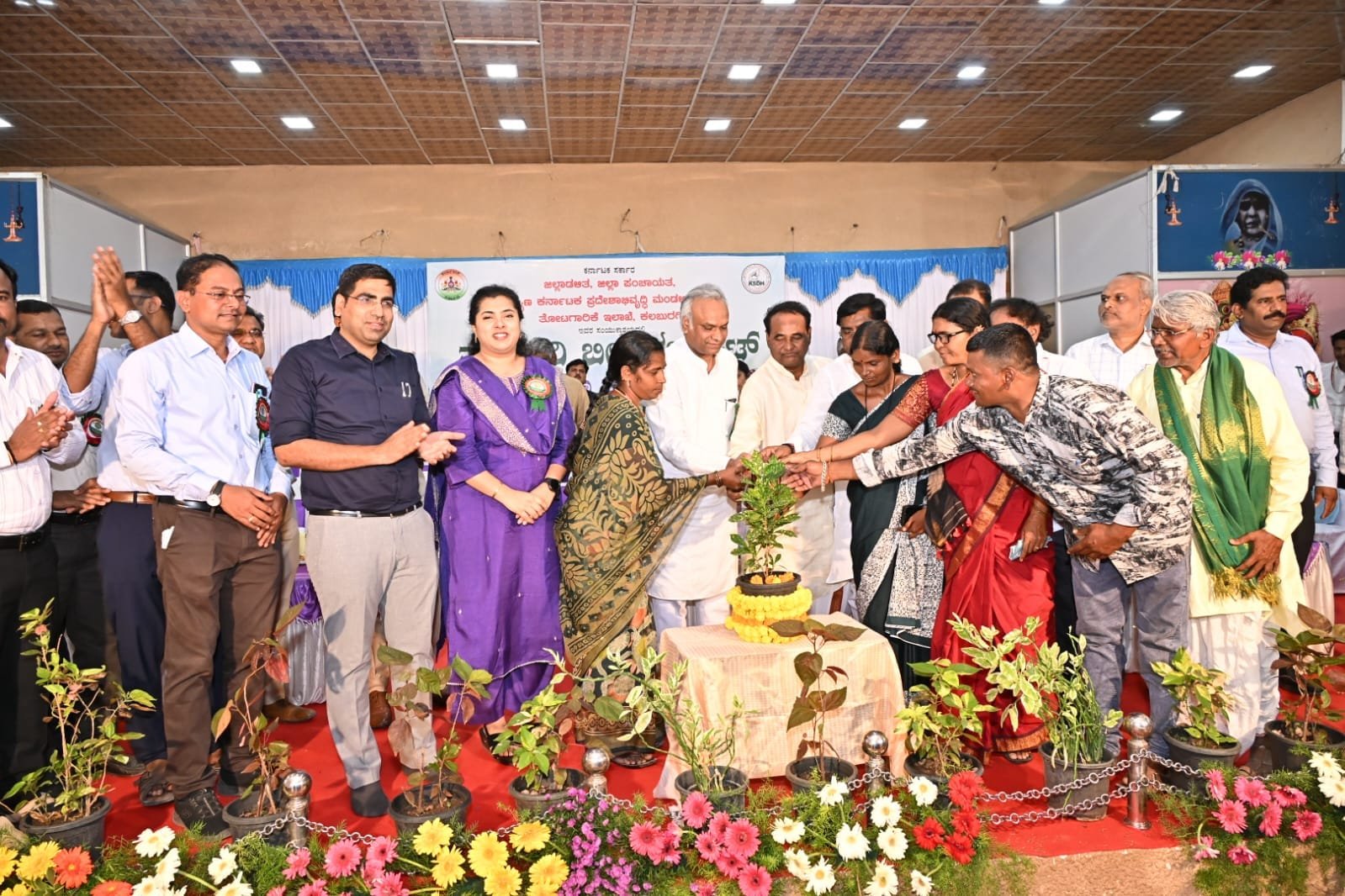 ರೈತರ ಅಭ್ಯುದಯಕ್ಕೆ ಗ್ಯಾರಂಟಿ ಸರ್ಕಾರ ಬದ್ಧ: ಚಿತ್ತಾಪುರದಲ್ಲಿ ಫಲಾನುಭವಿಗಳಿಗೆ ತರಕಾರಿ ಬೀಜಗಳ ಕಿಟ್ ವಿತರಿಸಿದ ಸಚಿವ ಪ್ರಿಯಾಂಕ್ ಖರ್ಗೆ