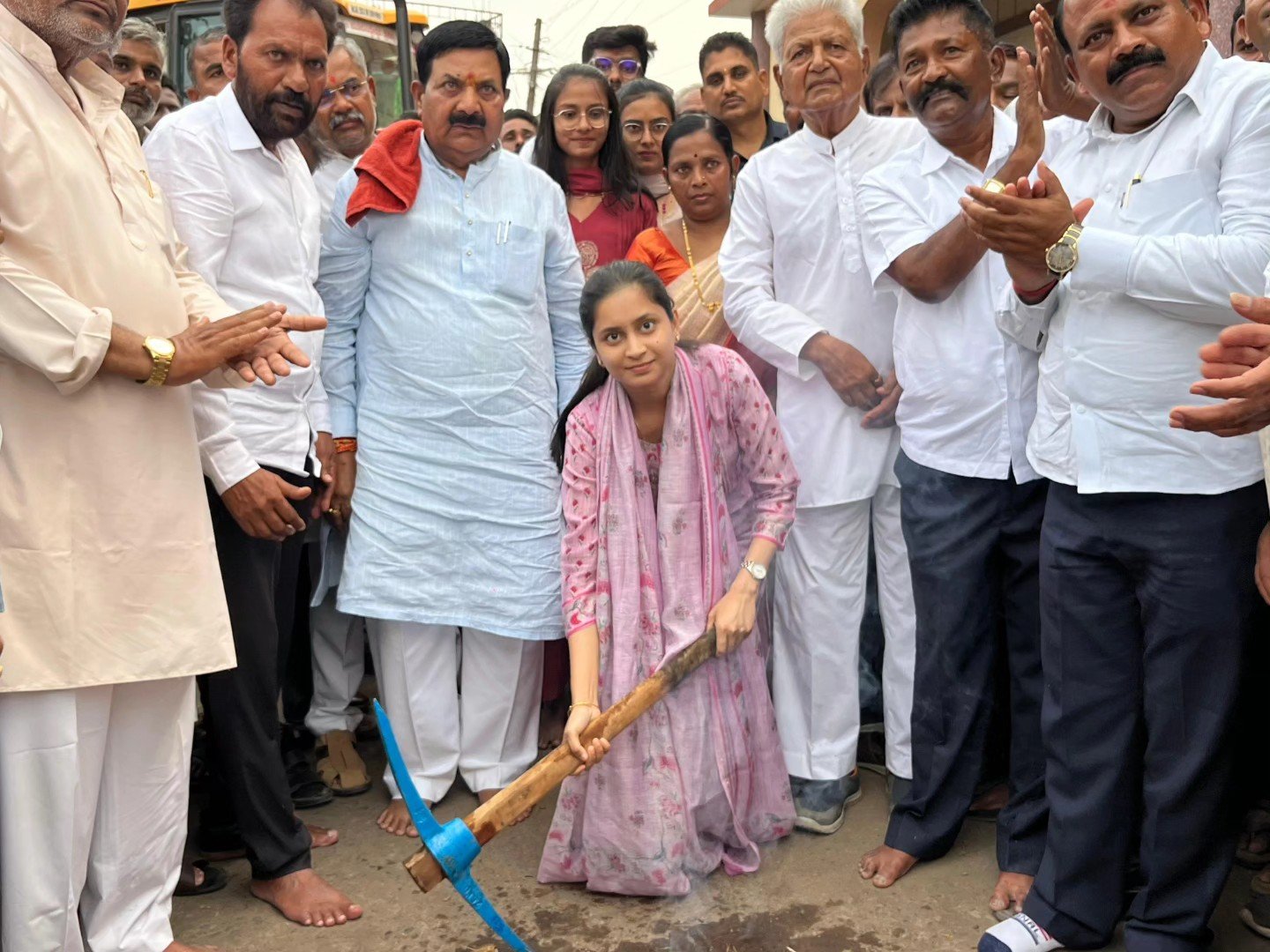 ರಾಯಬಾಗ: 10 ಕೋಟಿ ವೆಚ್ಚದ ಚಿಂಚಲಿ–ಹಲಗವಾಡಿ ರಸ್ತೆ ಅಭಿವೃದ್ಧಿ ಕಾಮಗಾರಿಗೆ ಪ್ರಿಯಾಂಕಾ ಜಾರಕಿಹೊಳಿ ಭೂಮಿಪೂಜೆ