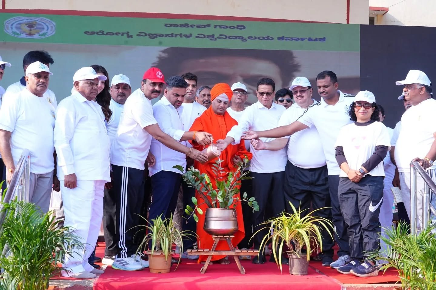 ತುಮಕೂರು: ‘ನಶಾ ಮುಕ್ತ ಭಾರತ’ಕ್ಕಾಗಿ ಬೃಹತ್ ವಾಕಥಾನ್ – ಸಿದ್ಧಗಂಗಾ ಕಿರಿಯ ಶ್ರೀಗಳ ಸಾನಿಧ್ಯ