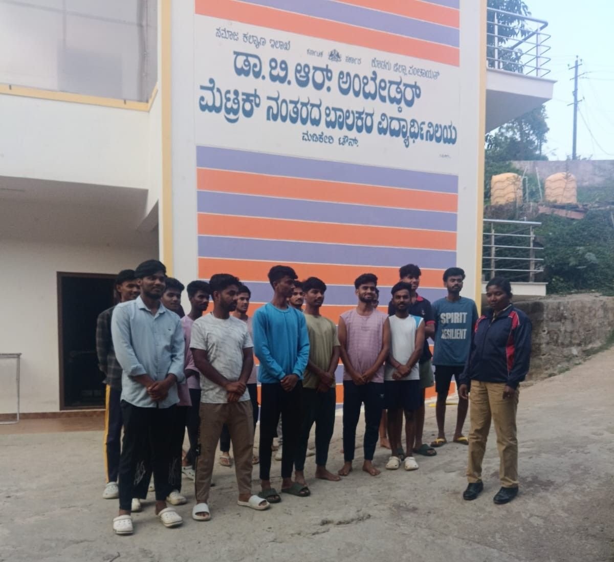 ಮಡಿಕೇರಿ: ವಿದ್ಯಾರ್ಥಿ ನಿಲಯದಲ್ಲಿ ಅಕ್ಕ ಪಡೆ ಸಿಬ್ಬಂದಿಯಿಂದ ತುರ್ತು ಸಹಾಯವಾಣಿ ಹಾಗೂ ಕಾನೂನು ಅರಿವು ಜಾಗೃತಿ