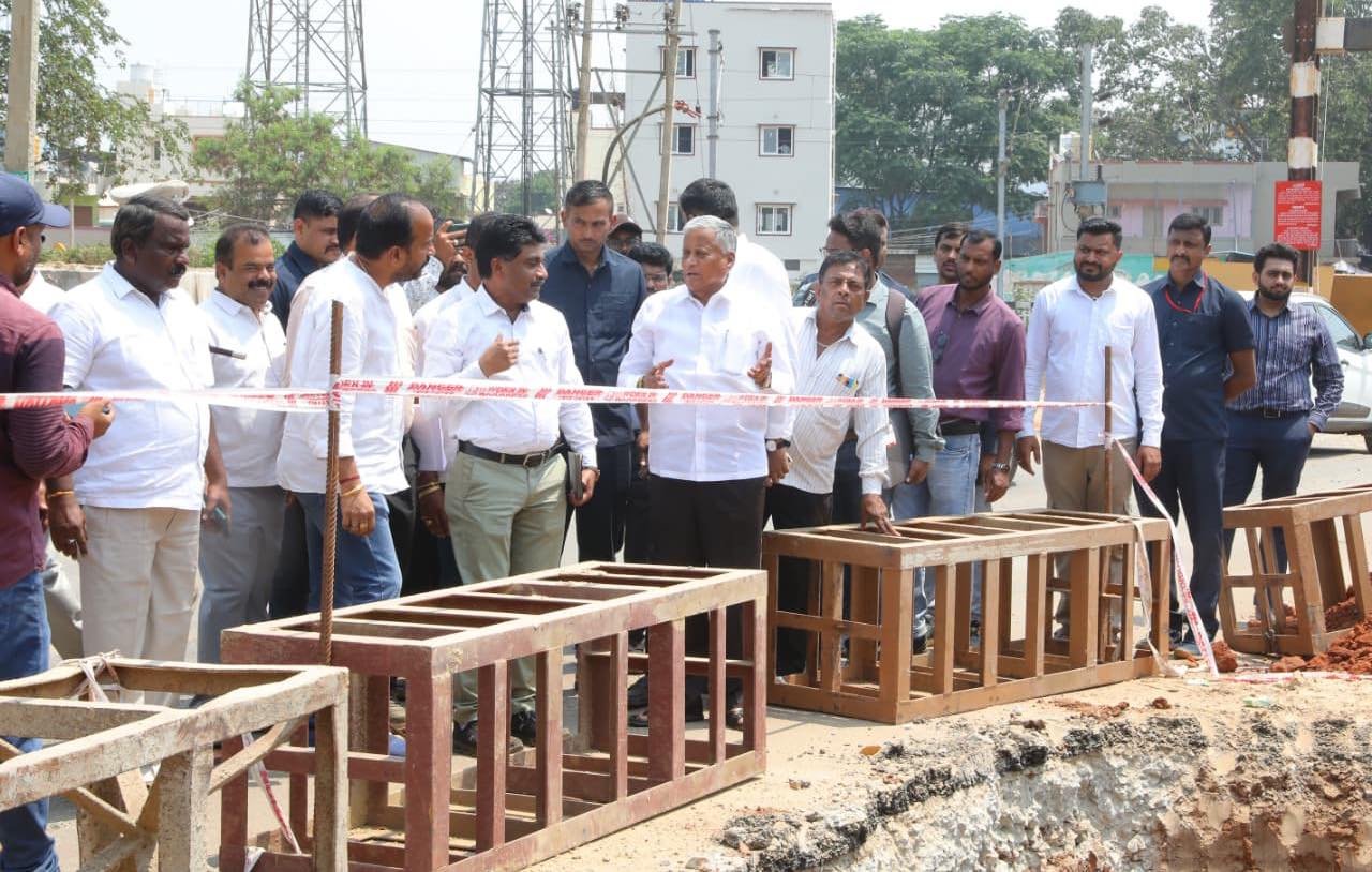 ತಿಪಟೂರು: ರೈಲ್ವೇ ಮೇಲ್ಸೇತುವೆ ಕಾಮಗಾರಿಗಳ ಪ್ರಗತಿ ಪರಿಶೀಲಿಸಿದ ಕೇಂದ್ರ ಸಚಿವ ವಿ. ಸೋಮಣ್ಣ