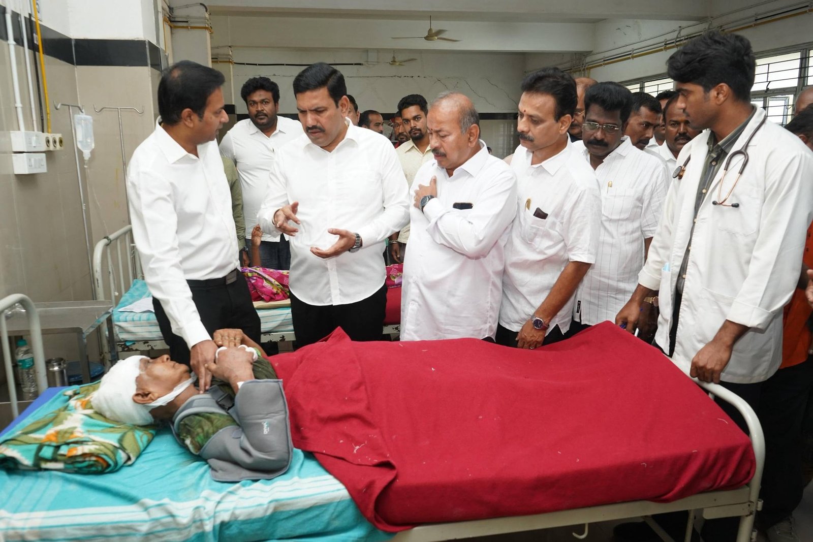 ಗಾಯಾಳುಗಳ ಆರೋಗ್ಯ ವಿಚಾರಿಸಿದ ಬಿ.ವೈ. ವಿಜಯೇಂದ್ರ: ಸೂಕ್ತ ಚಿಕಿತ್ಸೆಗೆ ವೈದ್ಯರಿಗೆ ಸೂಚನೆ