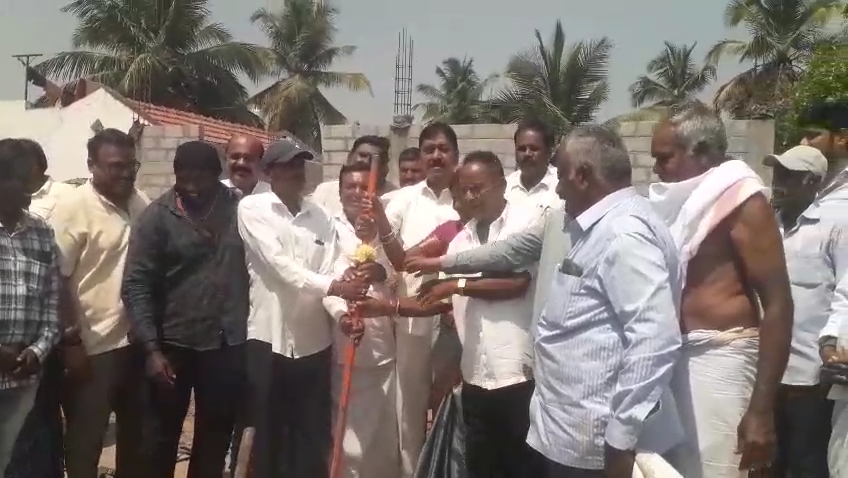 ಮುಳ್ಳೂರು ಗ್ರಾಮದ ಅಭಿವೃದ್ಧಿಗೆ ಒತ್ತು: 50 ಲಕ್ಷ ರೂ. ವೆಚ್ಚದ ಸಿಸಿ ರಸ್ತೆ ಕಾಮಗಾರಿಗೆ ಶಾಸಕ ಎ.ಆರ್. ಕೃಷ್ಣಮೂರ್ತಿ ಚಾಲನೆ