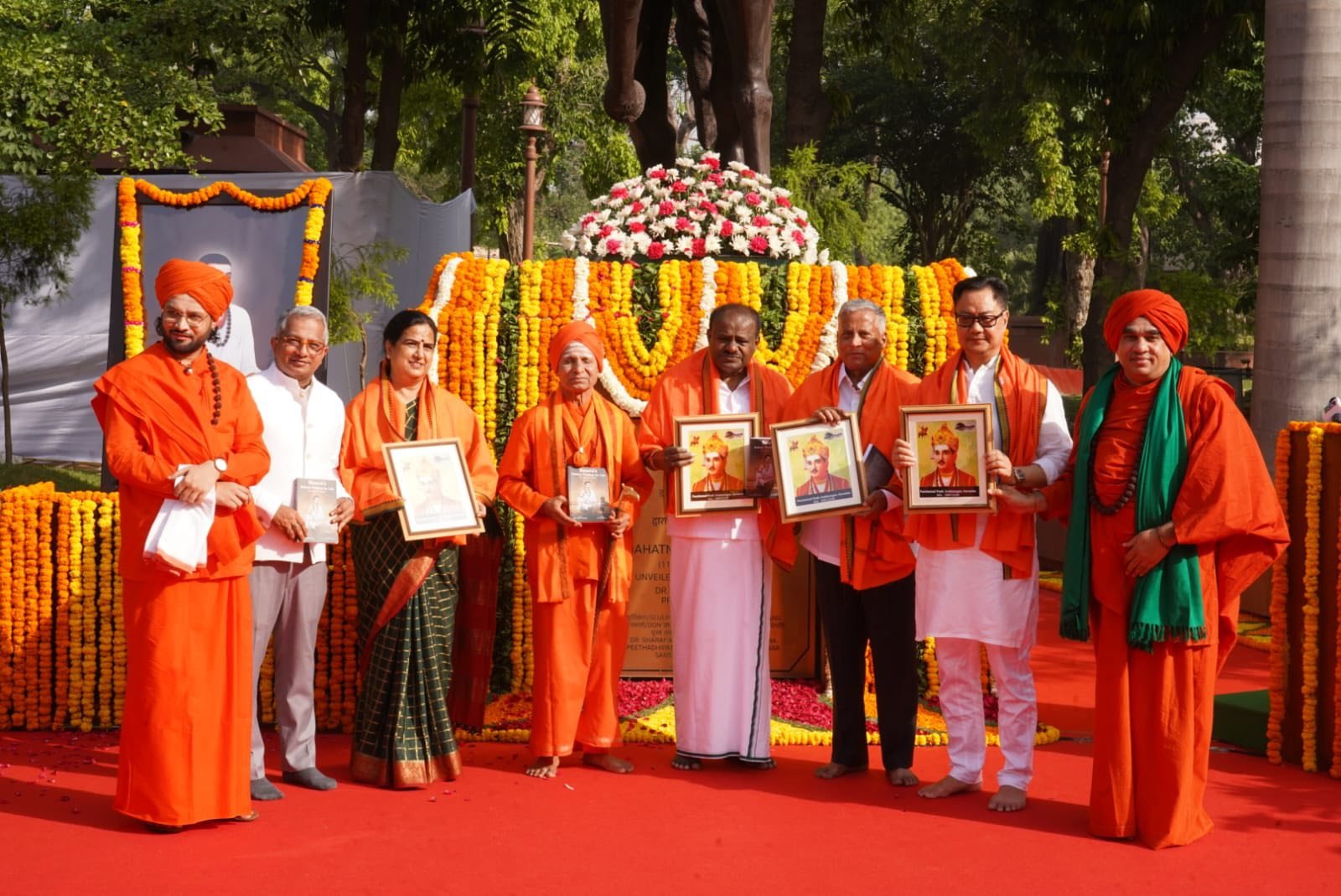 ಸಂಸತ್ ಆವರಣದಲ್ಲಿ 895ನೇ ಬಸವ ಜಯಂತಿ ಸಂಭ್ರಮ: ಬಸವಣ್ಣನವರ ಪ್ರತಿಮೆಗೆ ಗಣ್ಯರಿಂದ ಪುಷ್ಪ ನಮನ