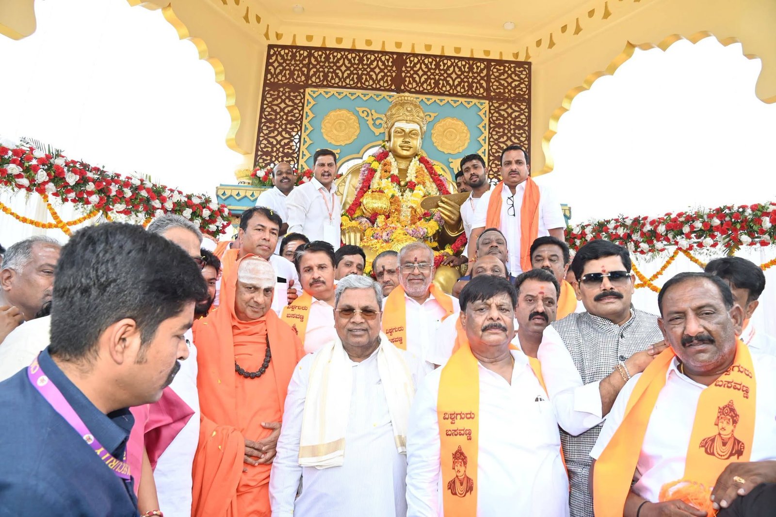 ಮೈಸೂರಿನಲ್ಲಿ ಬಸವ ಜಯಂತಿ ಸಂಭ್ರಮ: ಬಸವಣ್ಣನವರ ಪುತ್ಥಳಿಗೆ ಸಿಎಂ ಸಿದ್ದರಾಮಯ್ಯ ಹಾಗೂ ಗಣ್ಯರಿಂದ ಪುಷ್ಪ ನಮನ