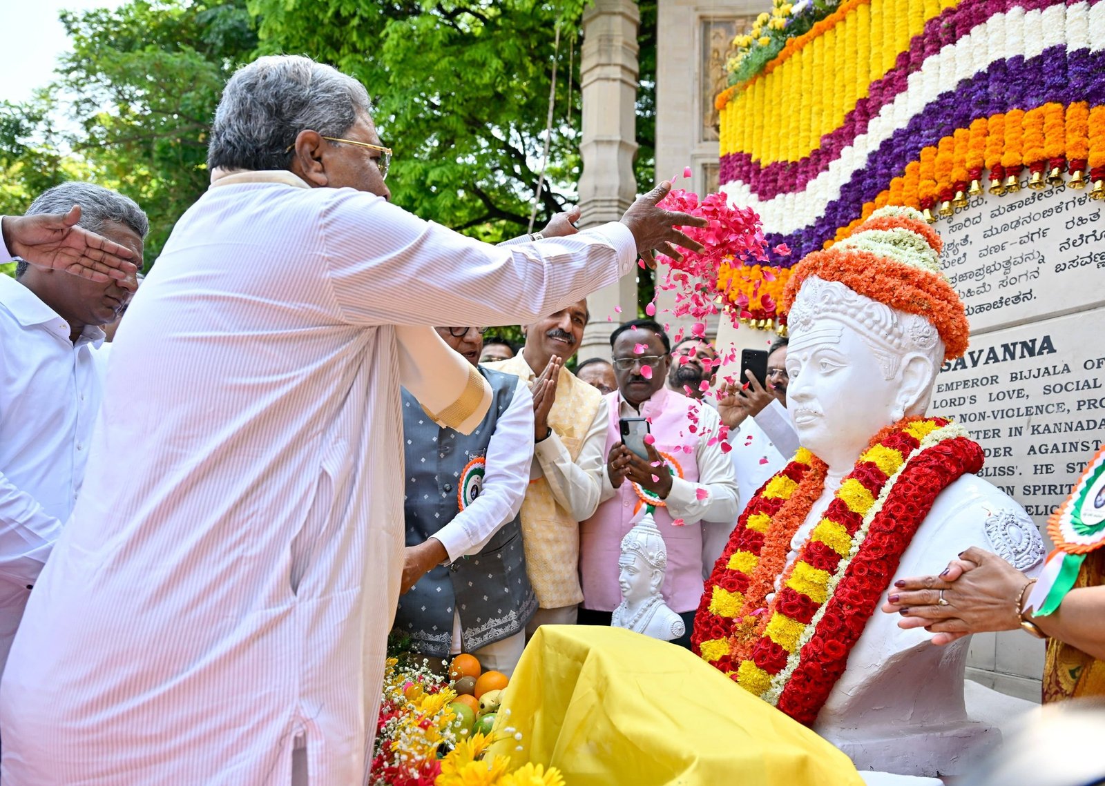ಕರ್ನಾಟಕದ ಸಾಂಸ್ಕೃತಿಕ ನಾಯಕನಿಗೆ ಸಿಎಂ ನಮನ: ವಿಧಾನಸೌಧ ಹಾಗೂ ಚಾಲುಕ್ಯ ವೃತ್ತದಲ್ಲಿ ಬಸವಣ್ಣನವರ ಪ್ರತಿಮೆಗೆ ಮಾಲಾರ್ಪಣೆ