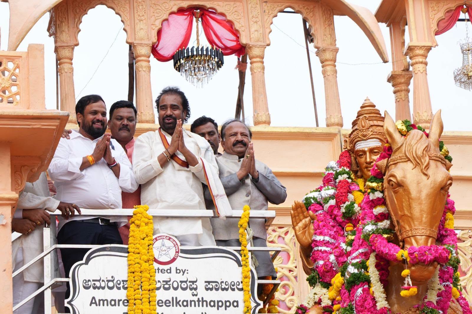 ಕಲಬುರಗಿಯಲ್ಲಿ ಬಸವ ಸಂಭ್ರಮ: ವಿಶ್ವಗುರು ಬಸವಣ್ಣನವರ ಮೂರ್ತಿಗೆ ಹೆಲಿಕಾಪ್ಟರ್ ಮೂಲಕ ಪುಷ್ಪವೃಷ್ಟಿ