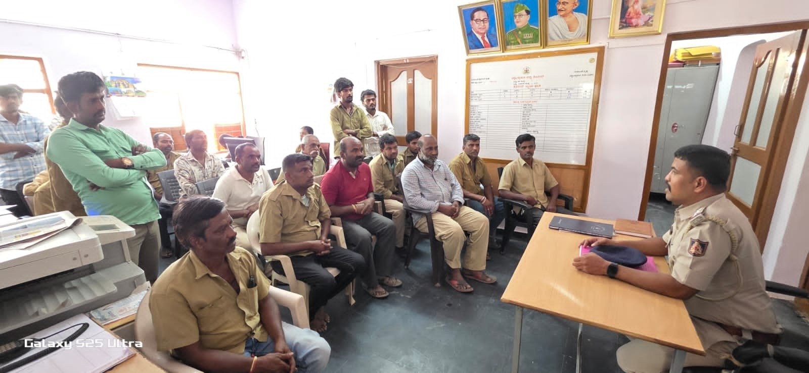 ಗುಡಿಬಂಡೆ: ಆಟೋ ಚಾಲಕರಿಗೆ ಸಂಚಾರ ನಿಯಮಗಳ ಕುರಿತು ಪೊಲೀಸ್ ಇಲಾಖೆಯಿಂದ ಜಾಗೃತಿ