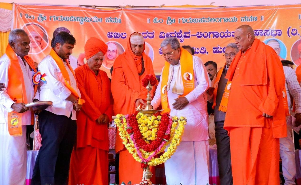 ಹುಣಸೂರು: ಬಸವ ಮಹಾದ್ವಾರ ಲೋಕಾರ್ಪಣೆ ಮಾಡಿದ ಮುಖ್ಯಮಂತ್ರಿ ಸಿದ್ದರಾಮಯ್ಯ